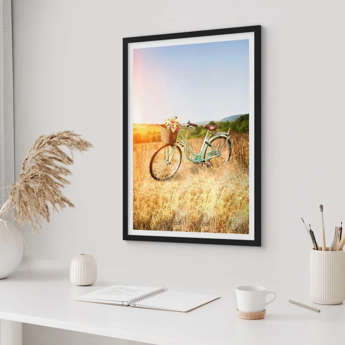 Poster in cornice nera - Una bicicletta con un cestino pieno di fiori in un prato - 50x70cm - Resto qui un attimo - Decorazione murale moderna per soggiorno e camera da letto ARTTOR