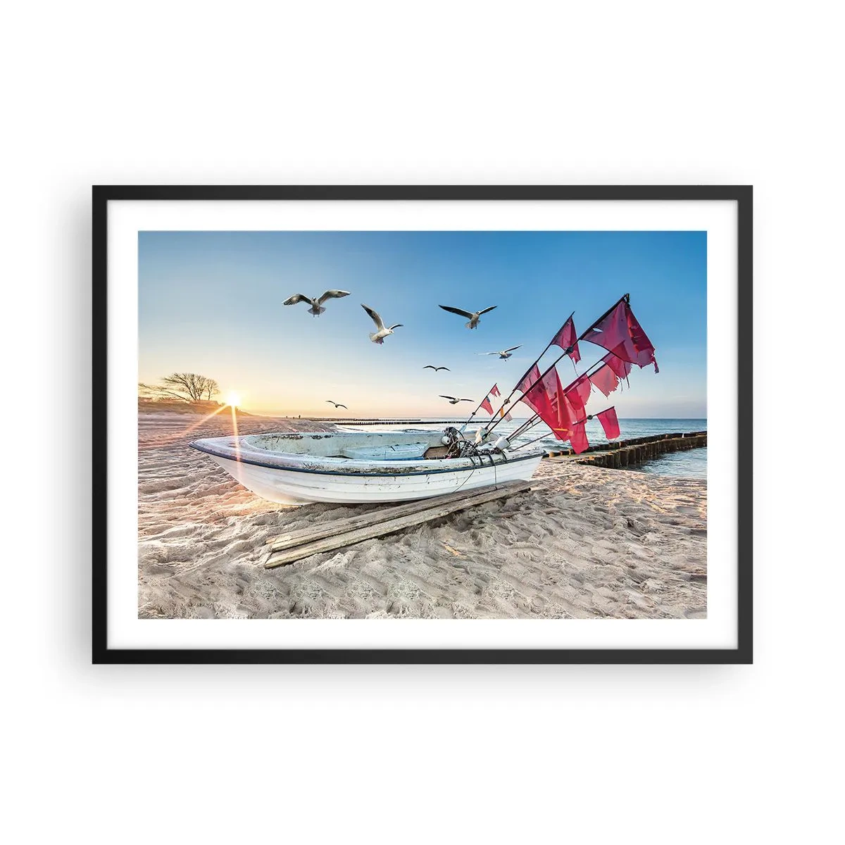 Poster in cornice nera - Una barca sulla spiaggia all'alba con gabbiani e bandiere rosse - 70x50cm - Meritato riposo - Decorazione murale moderna per soggiorno e camera da letto ARTTOR
