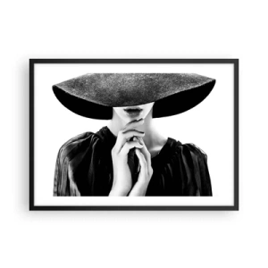 Poster in cornice nera - Donna elegante con un grande cappello nei toni del bianco e del nero - 70x50cm - Bellezza celata - Decorazione murale moderna per soggiorno e camera da letto ARTTOR