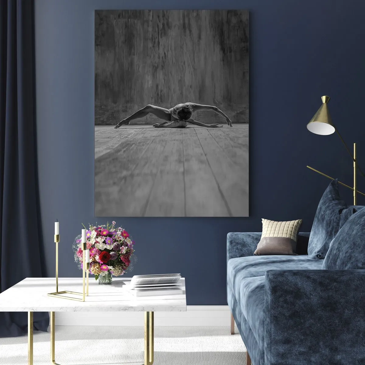 Quadro su vetro - Ballerina in posa sul pavimento - 50x70cm - Simmetria ritrovata - Decorazione murale moderna per soggiorno e camera da letto ARTTOR