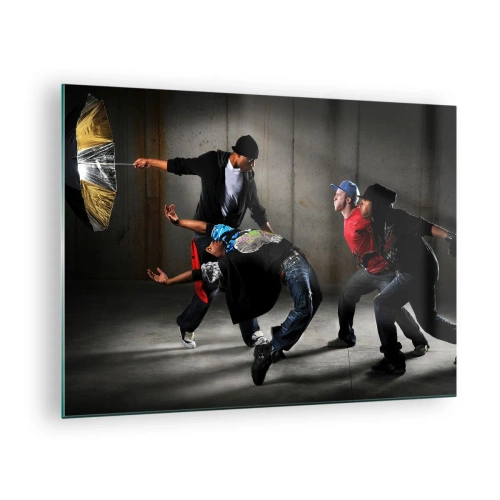 Quadro su vetro - Un gruppo di ballerini in posa dinamica su uno sfondo industriale. - 70x50cm - Ballare con il vento della strada - Decorazione murale moderna per soggiorno e camera da letto ARTTOR