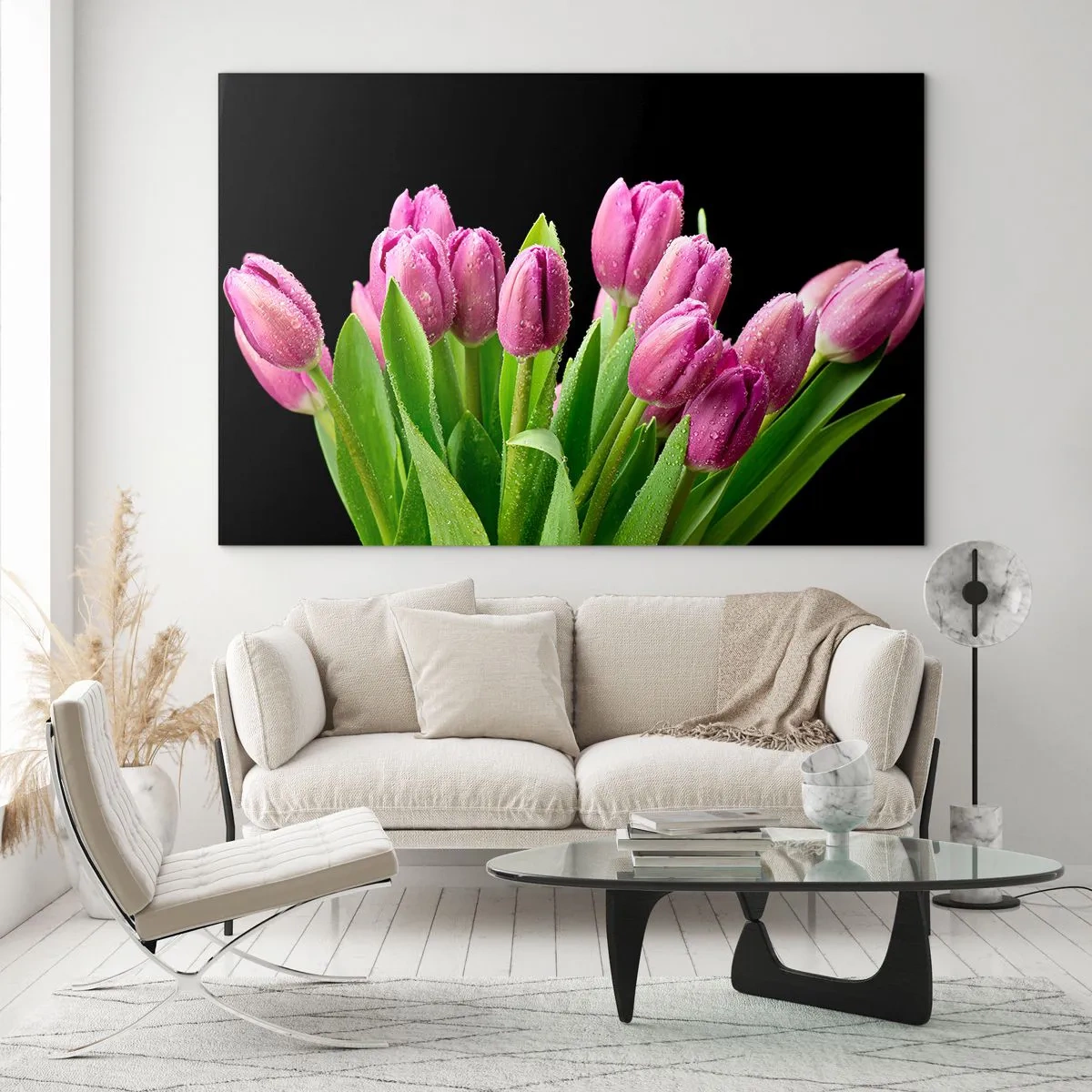Quadro su vetro - Un bouquet di tulipani rosa ricoperti di gocce d'acqua su uno sfondo nero. - 120x80cm - Gioia lilla della primavera - Decorazione murale moderna per soggiorno e camera da letto ARTTOR
