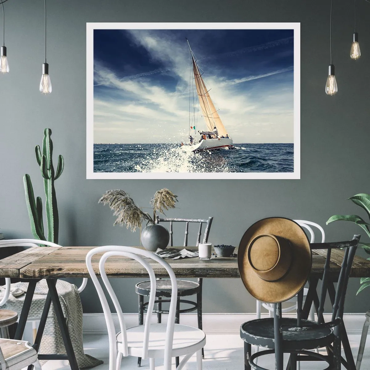 Poster - Una barca a vela su un mare in tempesta sotto un cielo azzurro - 100x70cm - Non ci raggiungeranno! - Decorazione murale moderna per soggiorno e camera da letto ARTTOR