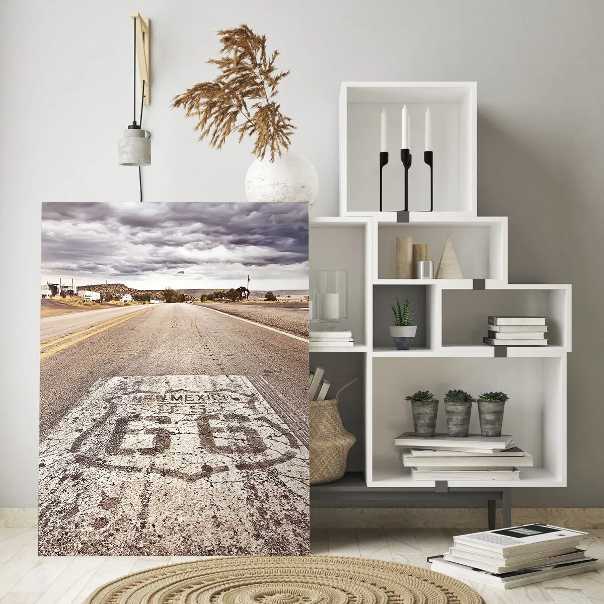 Quadro su vetro - Route 66 in un clima desertico con un cielo pittoresco - 80x120cm - La Route 66: una leggenda americana - Decorazione murale moderna per soggiorno e camera da letto ARTTOR