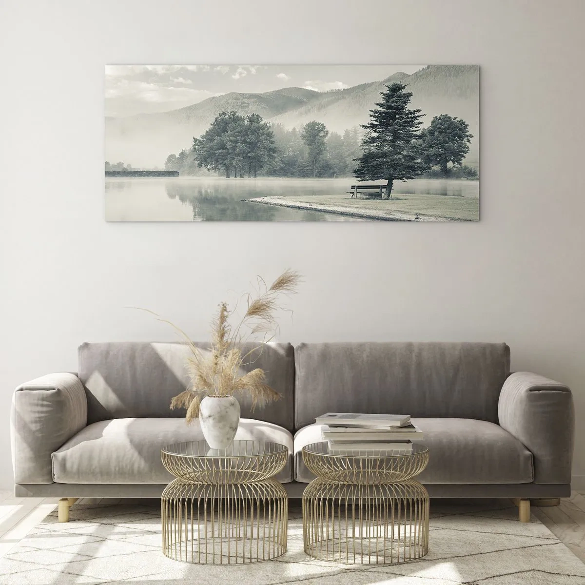 Quadro su vetro - Un pittoresco lago con una panchina e la nebbia sullo sfondo - 120x50cm - Il lago dorme ancora - Decorazione murale moderna per soggiorno e camera da letto ARTTOR