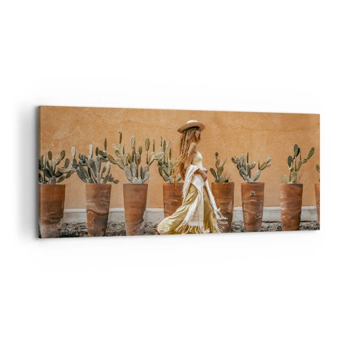 Quadro su tela - Stampe su Tela - Una donna in stile boho con vasi di cactus sullo sfondo. - 120x50cm - In stile hippy - Decorazione murale moderna per soggiorno e camera da letto ARTTOR