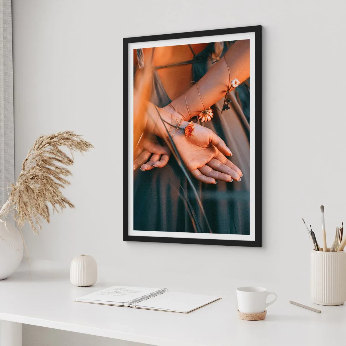 Poster in cornice nera - Mani intrecciate con fiori delicati nella luce dorata - 50x70cm - Legata alla natura - Decorazione murale moderna per soggiorno e camera da letto ARTTOR