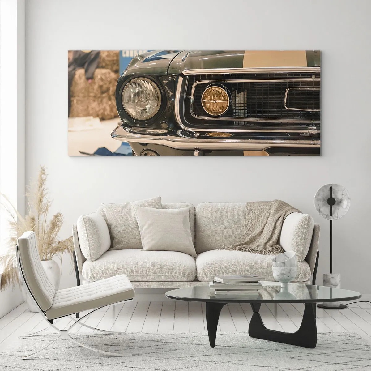 Quadro su vetro - Un'auto retrò iconica in un ambiente classico - 140x50cm - Incontro con la leggenda - Decorazione murale moderna per soggiorno e camera da letto ARTTOR