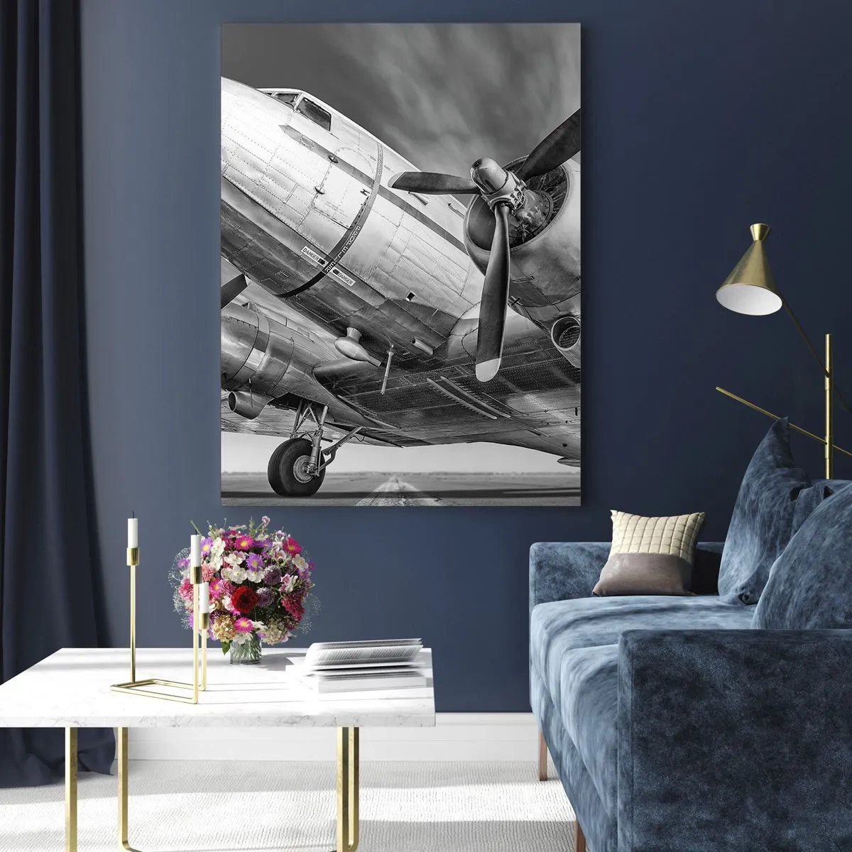 Quadro su vetro - Un aereo a elica bianco e nero sulla pista - 50x70cm - Sempre pronto al volo - Decorazione murale moderna per soggiorno e camera da letto ARTTOR