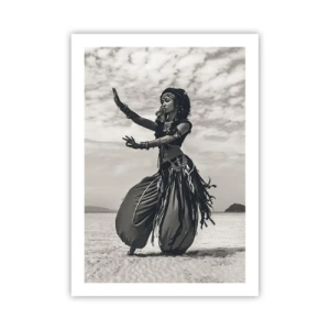Poster - Una ballerina etnica sullo sfondo di un paesaggio desertico - 50x70cm - Il ballo delle isole del sud - Decorazione murale moderna per soggiorno e camera da letto ARTTOR