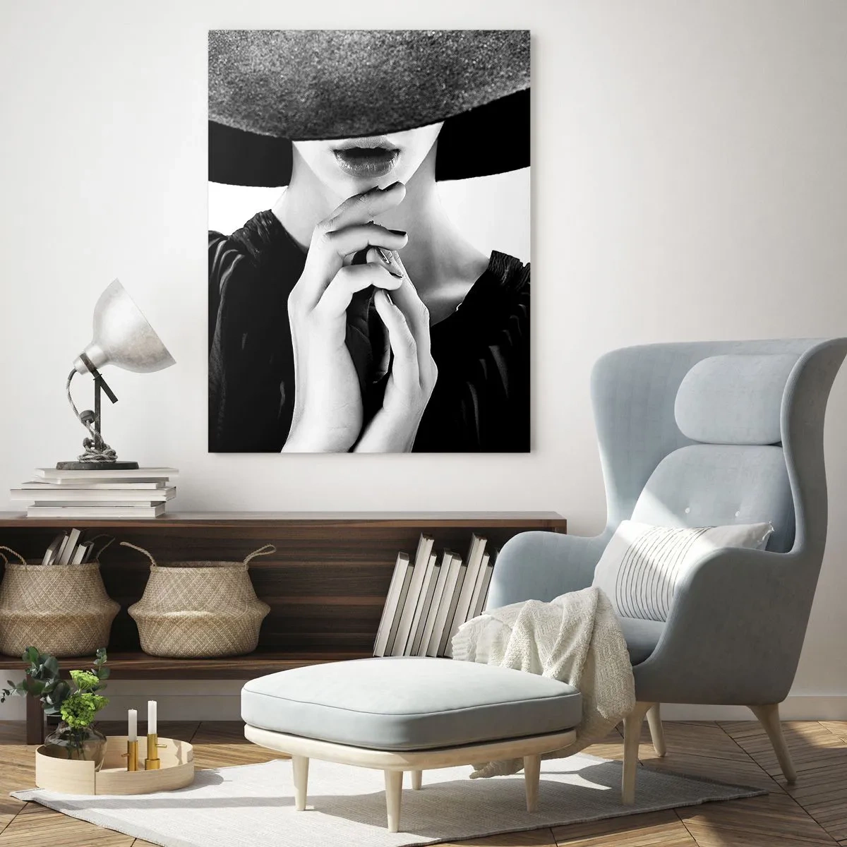 Quadro su vetro - Donna elegante con un grande cappello nei toni del bianco e del nero - 80x120cm - Bellezza celata - Decorazione murale moderna per soggiorno e camera da letto ARTTOR