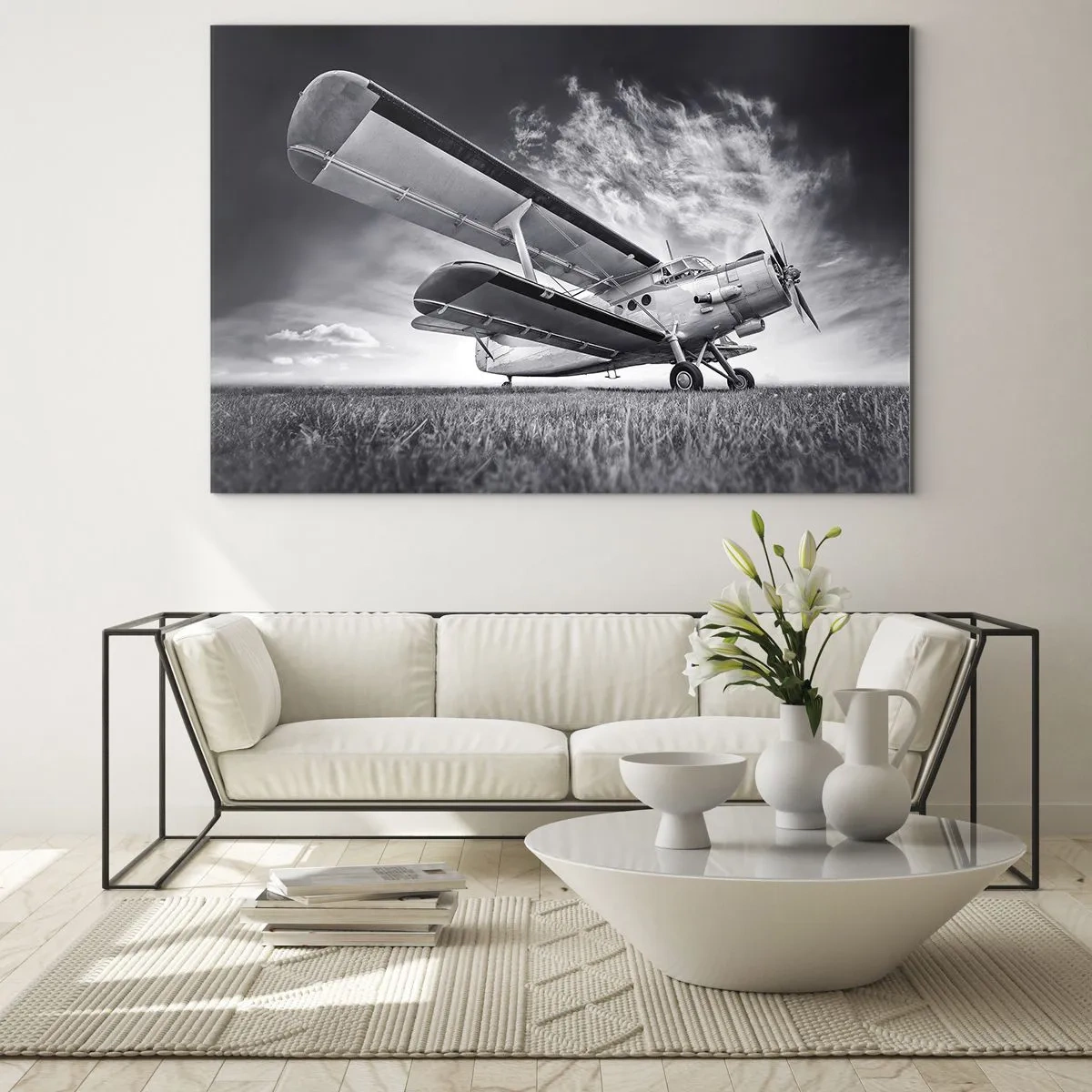Quadro su vetro - Una fotografia in bianco e nero di un aereo contro un cielo spettacolare. - 100x70cm - Giramondo alato  - Decorazione murale moderna per soggiorno e camera da letto ARTTOR