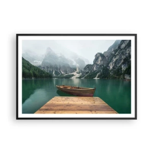 Poster in cornice nera - Una barca di legno su un molo su un lago circondato da montagne - 100x70cm - E attorno le fiere rocce - Decorazione murale moderna per soggiorno e camera da letto ARTTOR