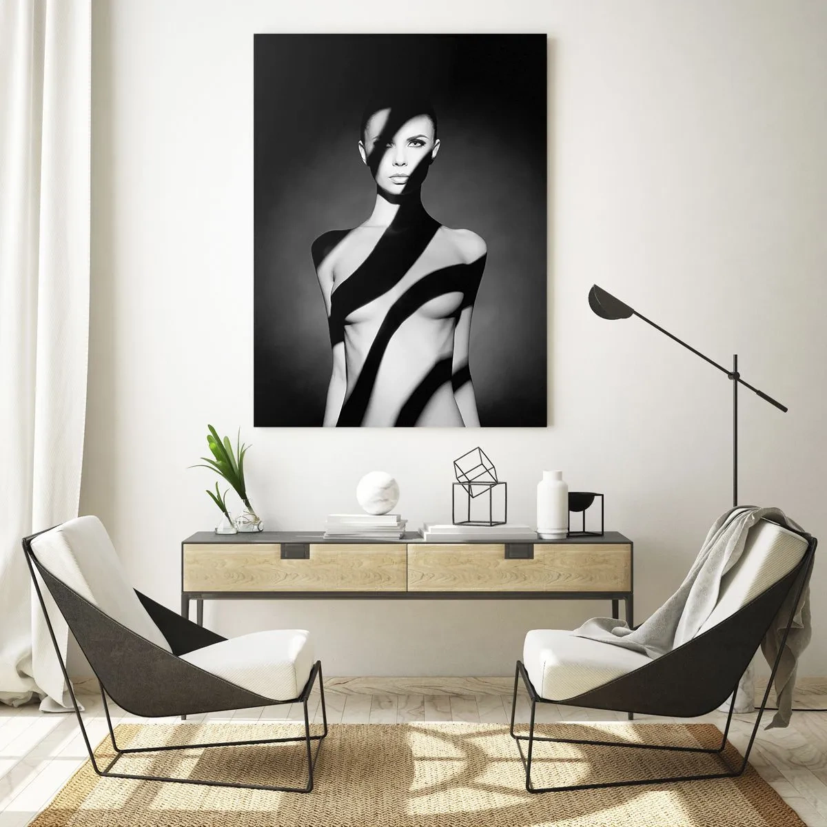 Quadro su vetro - Ritratto in bianco e nero di una donna con ombre suggestive - 50x70cm - Luci e ombre - Decorazione murale moderna per soggiorno e camera da letto ARTTOR
