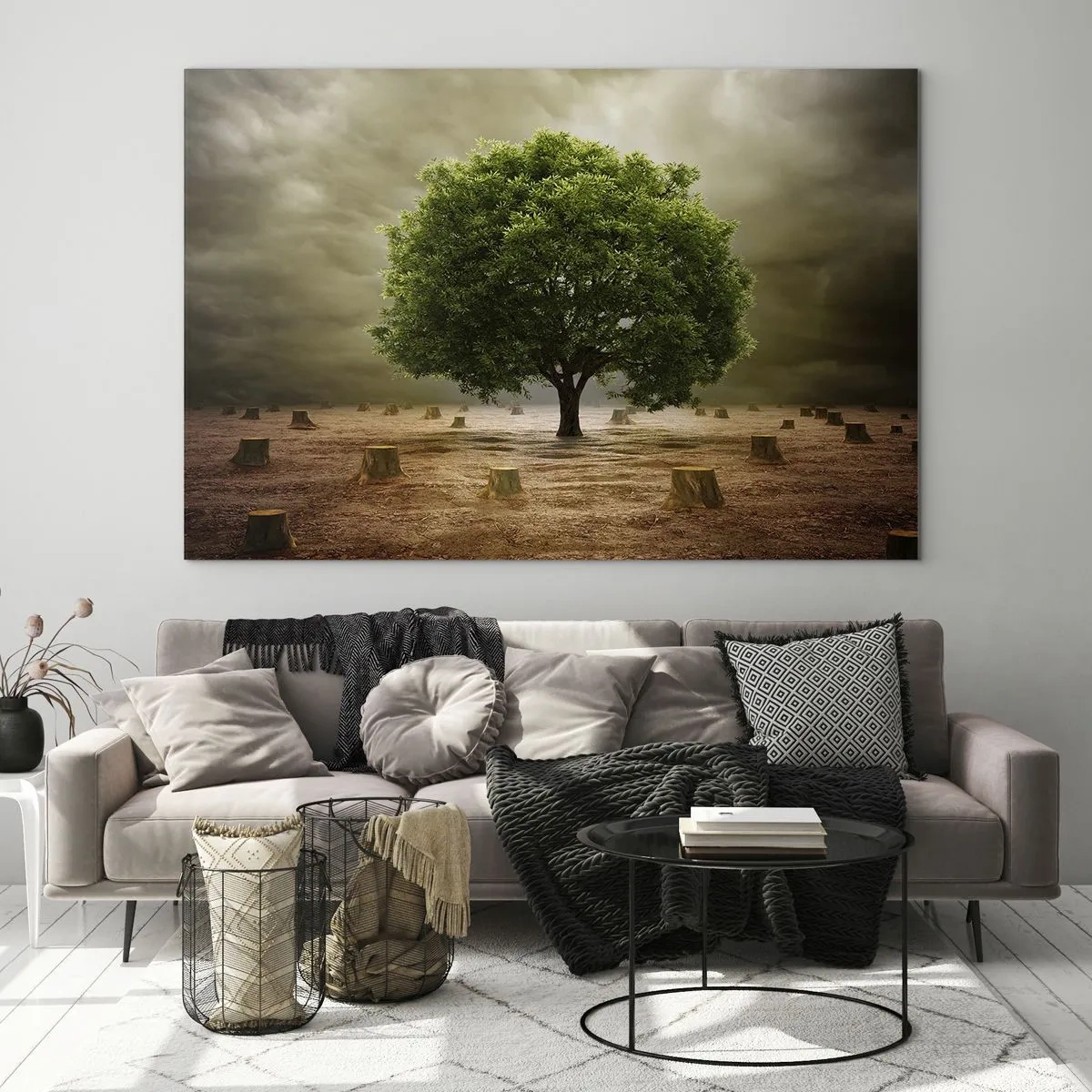 Quadro su vetro - Un albero verde circondato da tronchi contro un cielo cupo - 120x80cm - Ogni speranza - Decorazione murale moderna per soggiorno e camera da letto ARTTOR