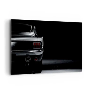 Quadro su tela - Stampe su Tela - Un'immagine in bianco e nero della parte posteriore di un'auto d'epoca su uno sfondo scuro. - 120x80cm - Il fascino del classico - Decorazione murale moderna per soggiorno e camera da letto ARTTOR