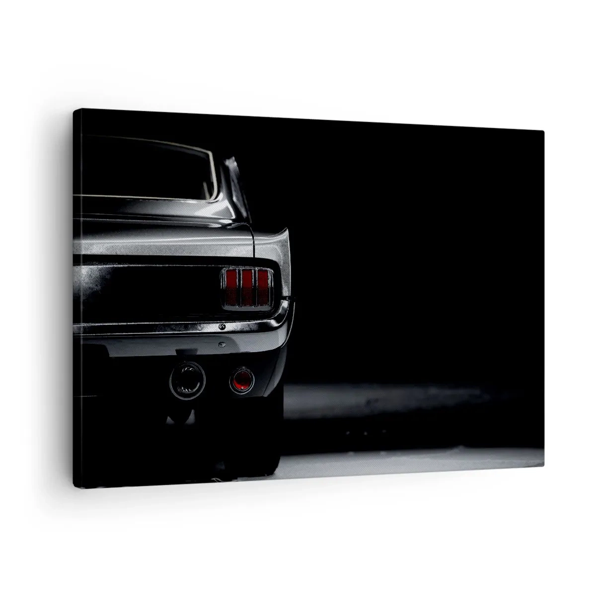 Quadro su tela - Stampe su Tela - Un'immagine in bianco e nero della parte posteriore di un'auto d'epoca su uno sfondo scuro. - 70x50cm - Il fascino del classico - Decorazione murale moderna per soggiorno e camera da letto ARTTOR