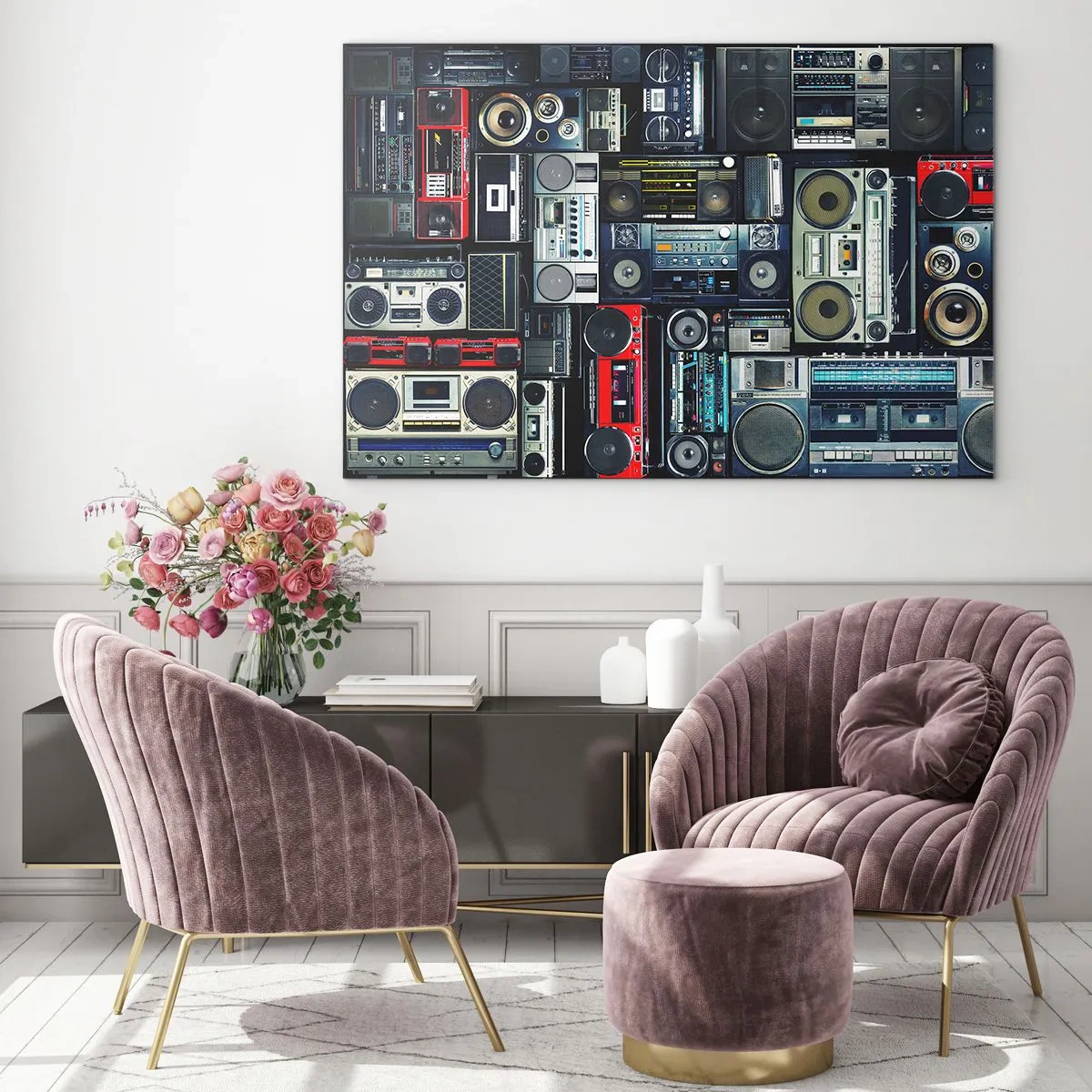 Quadro su vetro - Un collage di radio e registratori retrò su uno sfondo scuro. - 120x80cm - Nostalgia degli anni '80 - Decorazione murale moderna per soggiorno e camera da letto ARTTOR