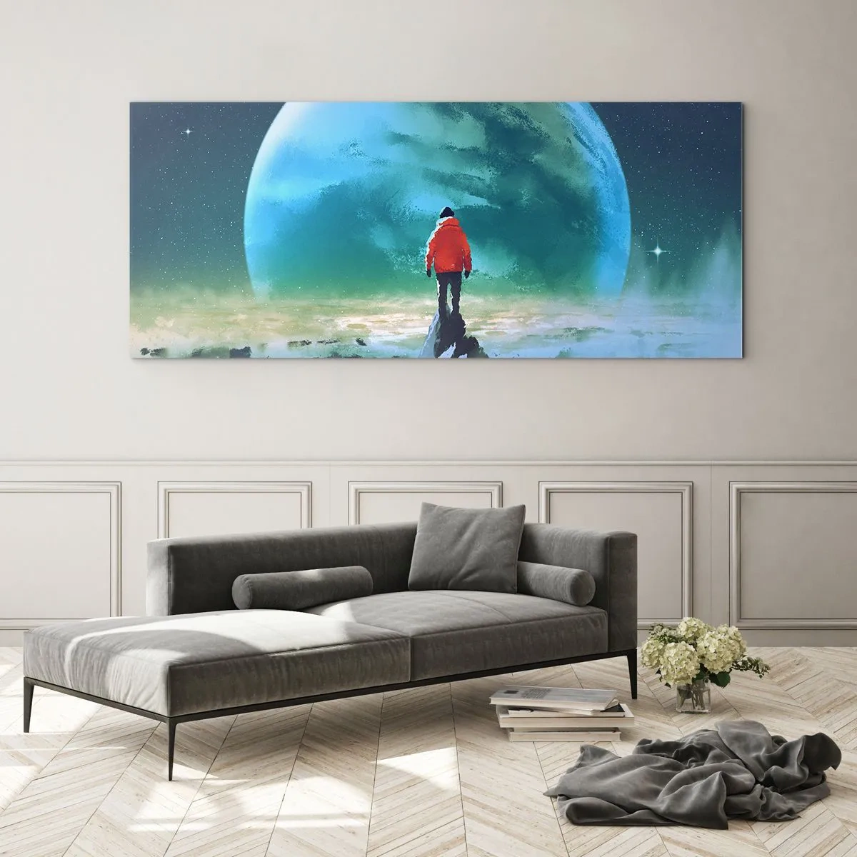 Quadro su vetro - Un uomo con una giacca rossa in piedi davanti a un grande pianeta con le stelle sullo sfondo. - 160x50cm - Scopritore di una nuova terra - Decorazione murale moderna per soggiorno e camera da letto ARTTOR