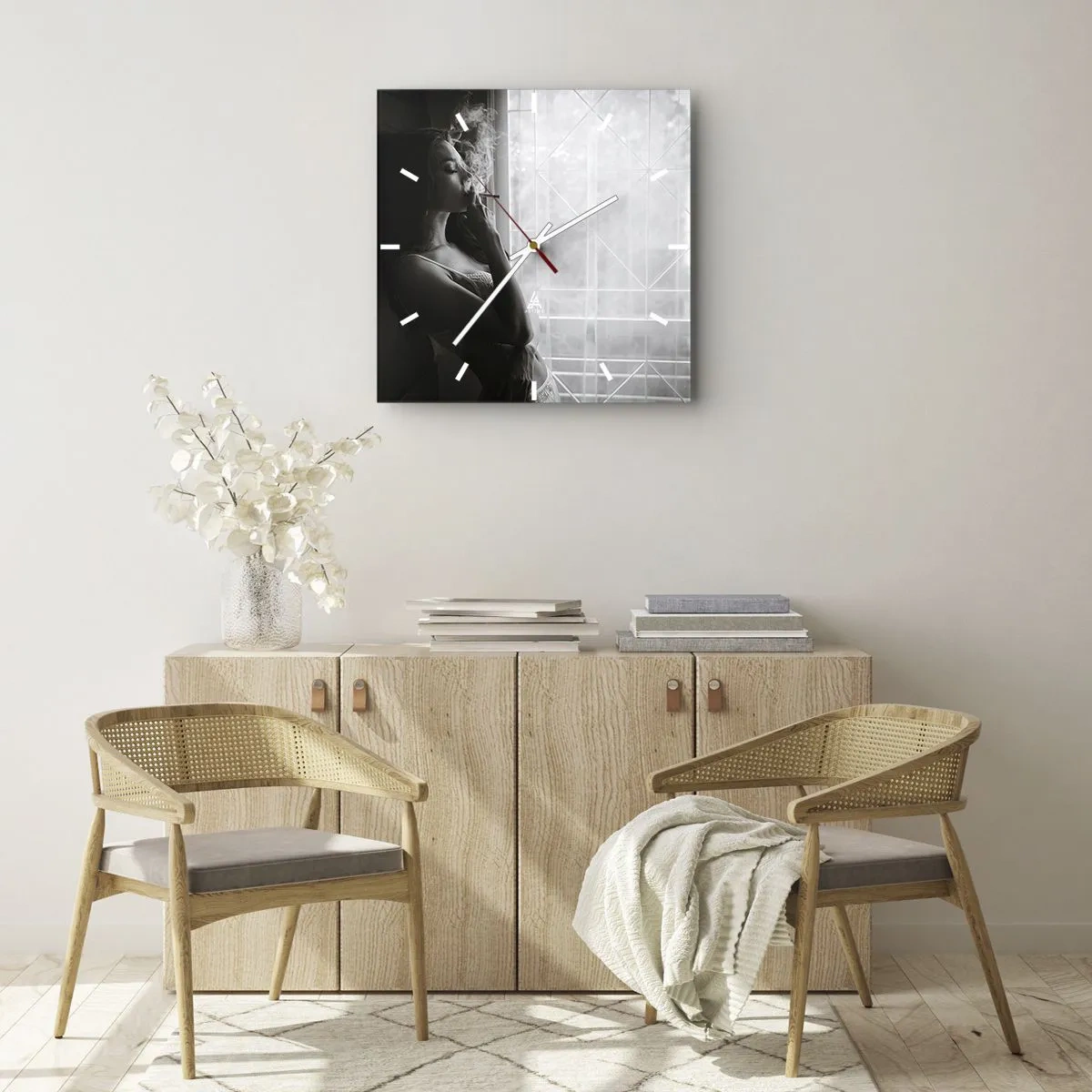 Orologio da parete - Orologio in Vetro - Una donna in posa sensuale in una fotografia in bianco e nero - 30x30cm - Attimo sensuale - Decorazione murale moderna per soggiorno e camera da letto ARTTOR