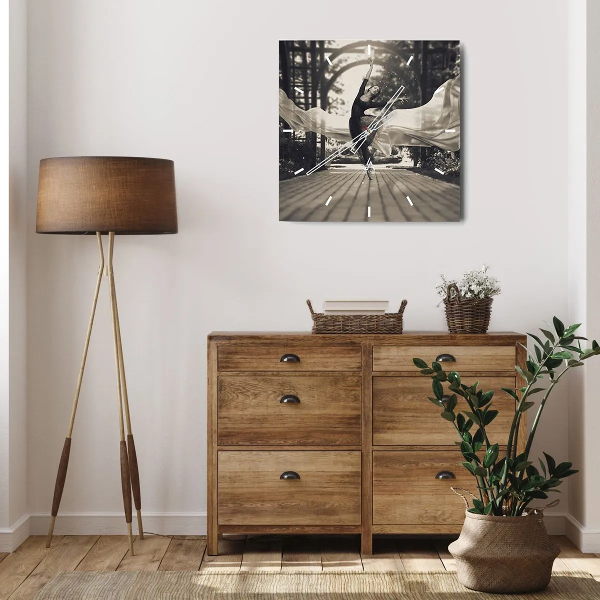 Orologio da parete - Orologio in Vetro - Una ballerina con un abito svolazzante esegue un salto sullo sfondo di un giardino bianco e nero. - 30x30cm - La danza dello spirito del giardino - Decorazione murale moderna per soggiorno e camera da letto ARTTOR