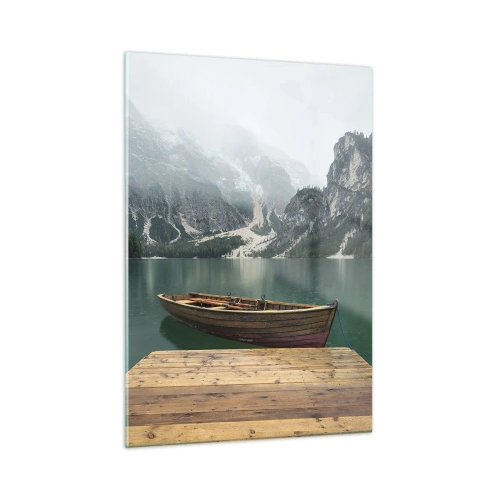 Quadro su vetro - Una barca ai moli di un lago in uno scenario montuoso con nebbia - 50x70cm - E attorno le fiere rocce - Decorazione murale moderna per soggiorno e camera da letto ARTTOR