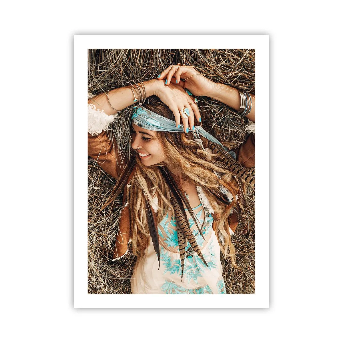 Poster - Una donna in stile boho con dreadlocks e ornamenti su uno sfondo di erba secca. - 50x70cm - Verso gli anni dell'amore - Decorazione murale moderna per soggiorno e camera da letto ARTTOR