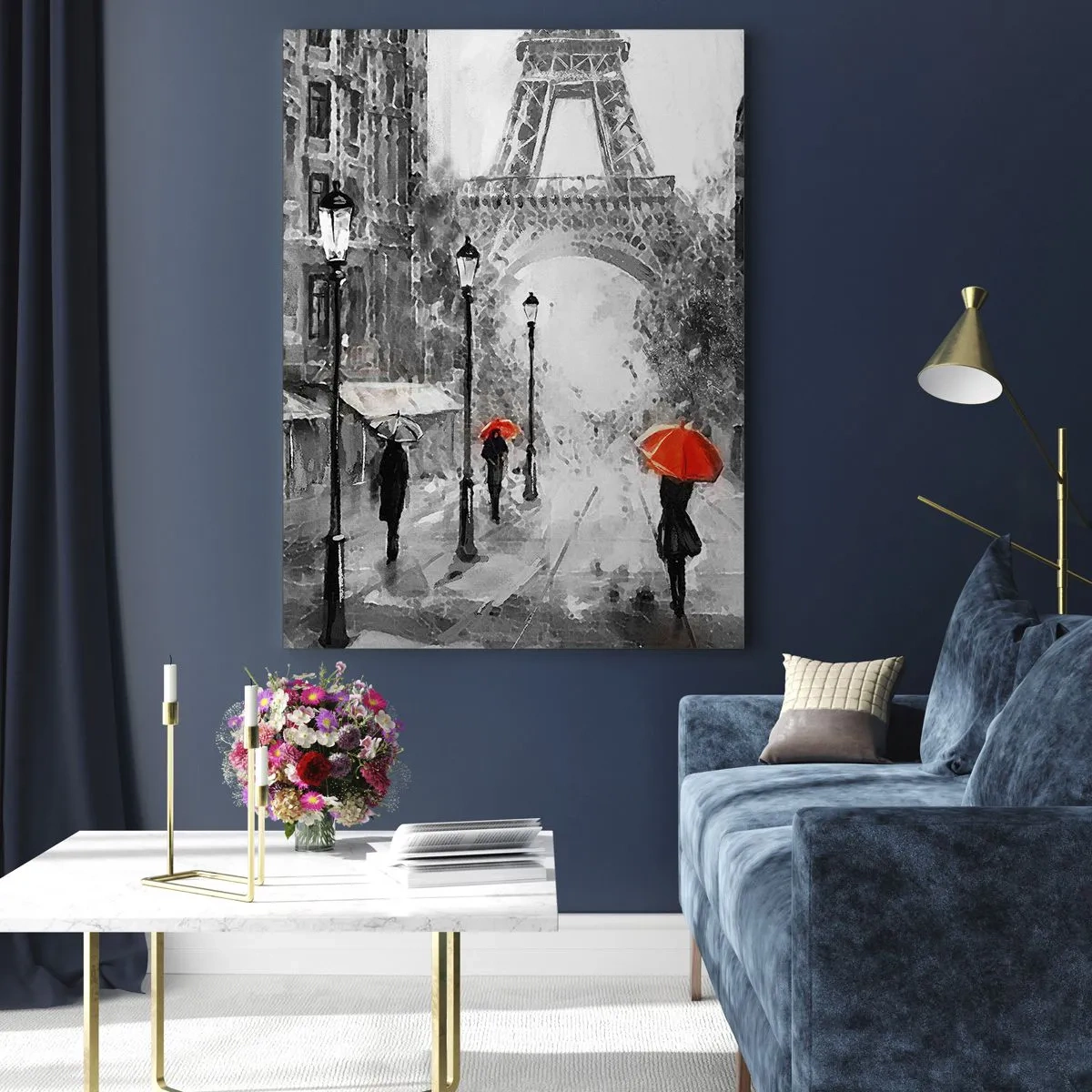 Quadro su vetro - Una strada con vista sulla Torre Eiffel e ombrelli rossi - 70x100cm - Tutte le strade portano da lei - Decorazione murale moderna per soggiorno e camera da letto ARTTOR