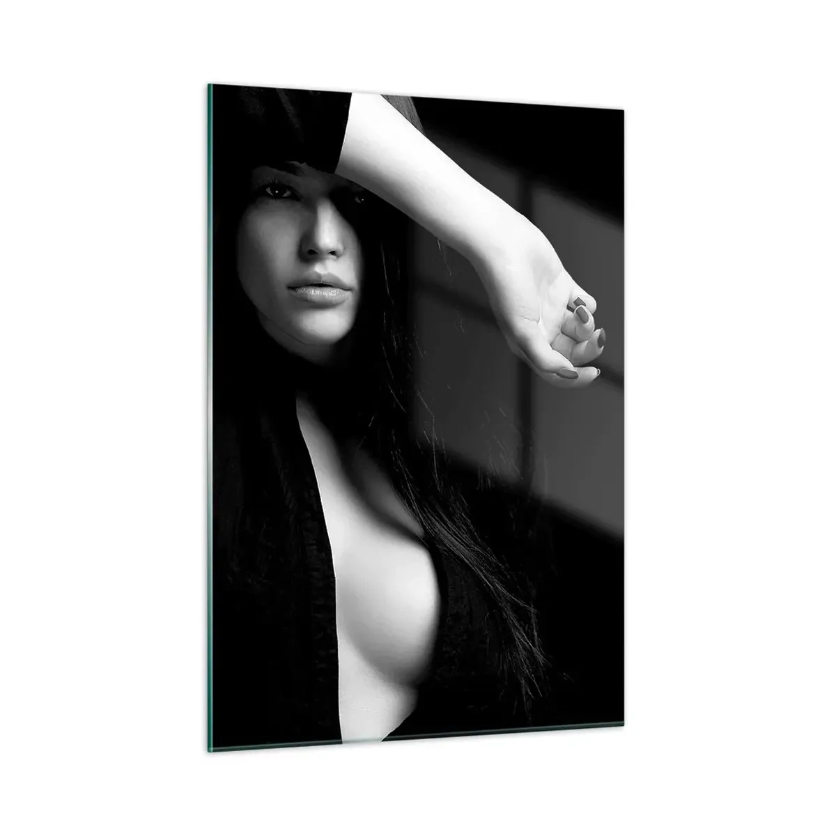 Quadro su vetro - Una donna vestita di nero in una posa sensuale su uno sfondo scuro - 50x70cm - Scuola di seduzione - Decorazione murale moderna per soggiorno e camera da letto ARTTOR