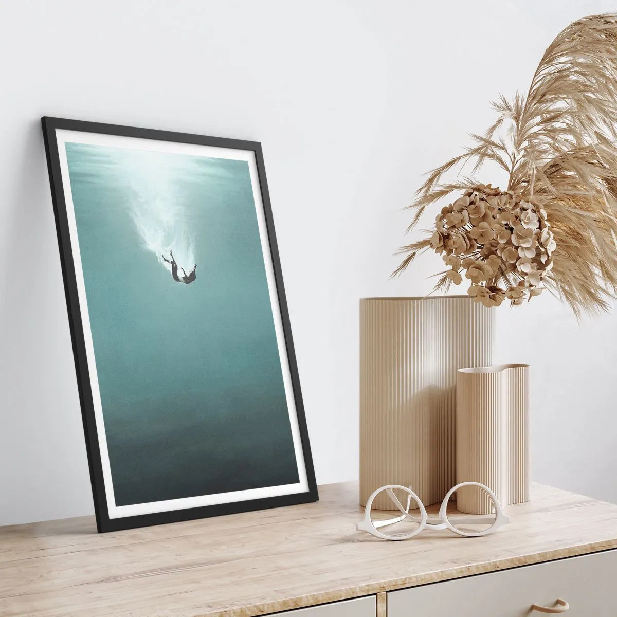 Poster in cornice nera - Sagoma di un uomo che cade nelle profondità dell'acqua - 50x70cm - Nell'abbraccio dell'oceano - Decorazione murale moderna per soggiorno e camera da letto ARTTOR