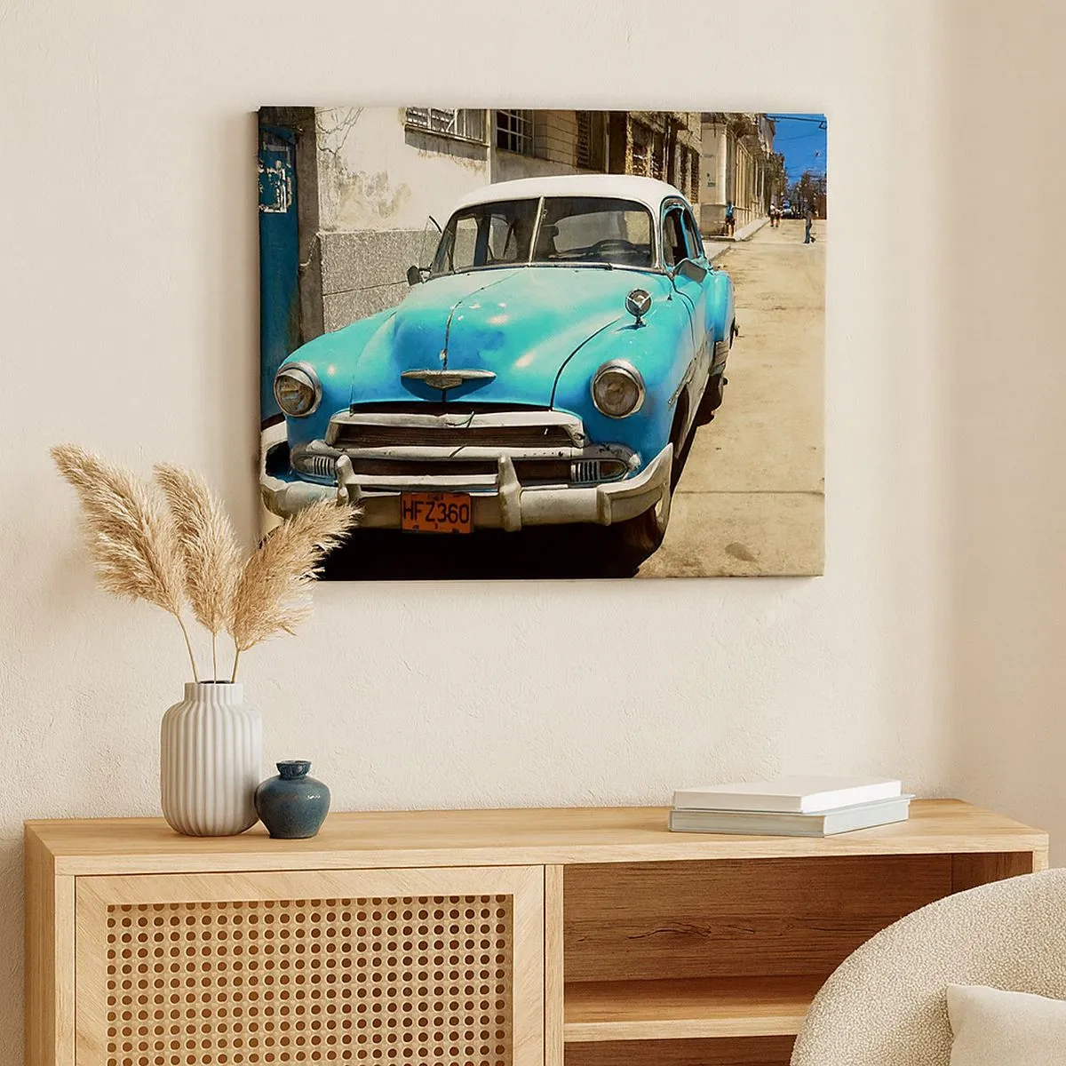 Quadro su tela - Stampe su Tela - Un'auto d'epoca blu sulla strada in una giornata di sole - 70x50cm - Evviva Cuba! - Decorazione murale moderna per soggiorno e camera da letto ARTTOR