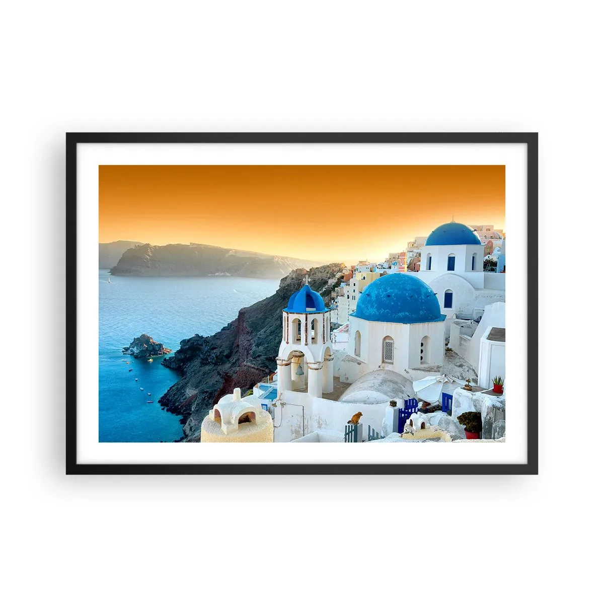 Poster in cornice nera - Vista di Santorini con edifici bianchi e mare blu - 70x50cm - Santorini: aggrappate alle rocce - Decorazione murale moderna per soggiorno e camera da letto ARTTOR
