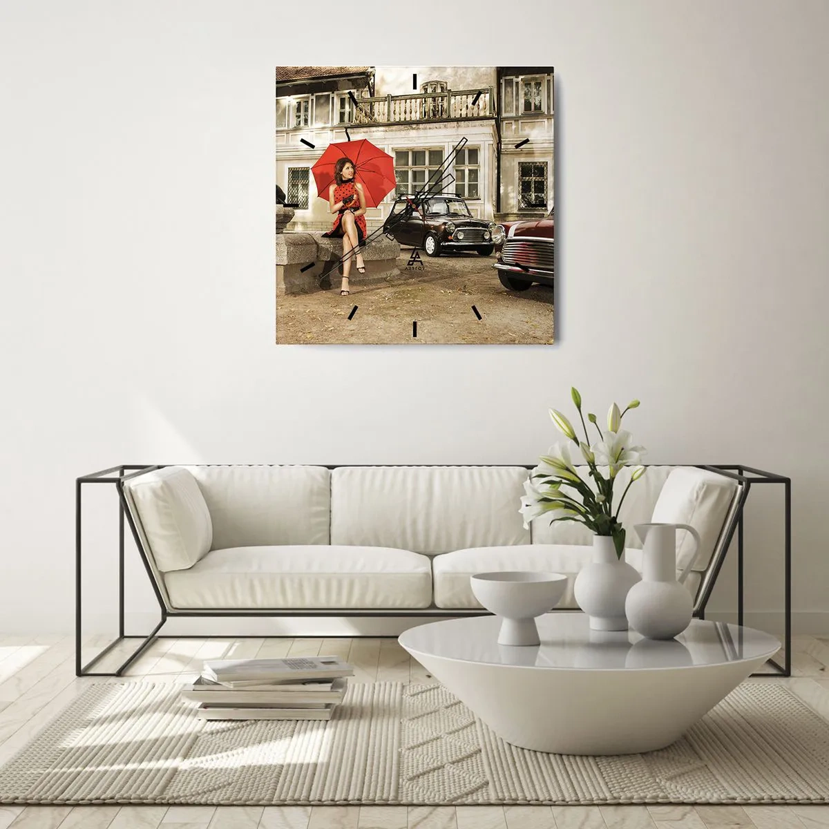 Orologio da parete - Orologio in Vetro - Donna con un ombrello rosso vicino alle auto d'epoca - 30x30cm - Piccolo viaggio sentimentale - Decorazione murale moderna per soggiorno e camera da letto ARTTOR