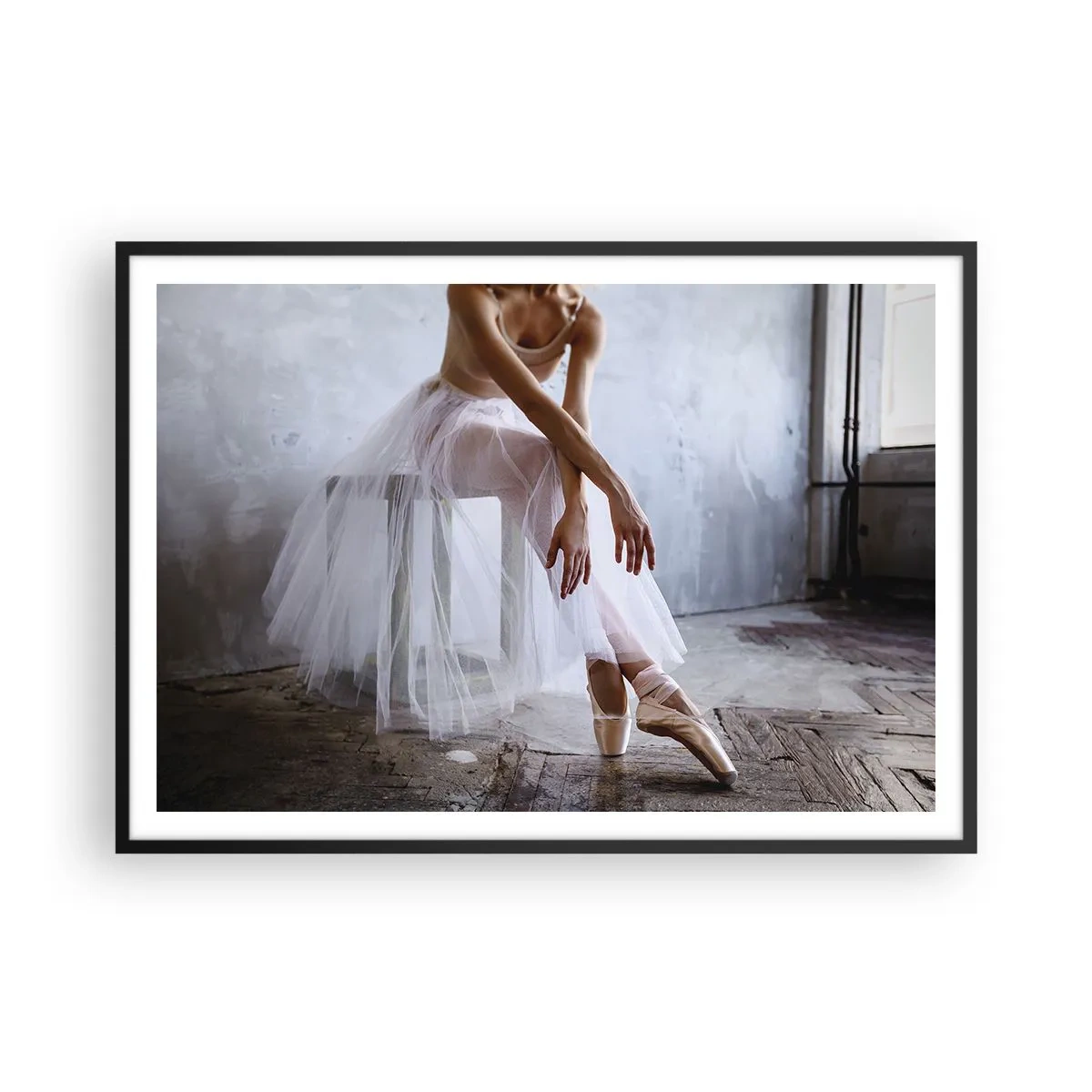 Poster in cornice nera - Una ballerina in una posa delicata su uno sfondo industriale - 100x70cm - Prima che si accendano le luci del palco - Decorazione murale moderna per soggiorno e camera da letto ARTTOR