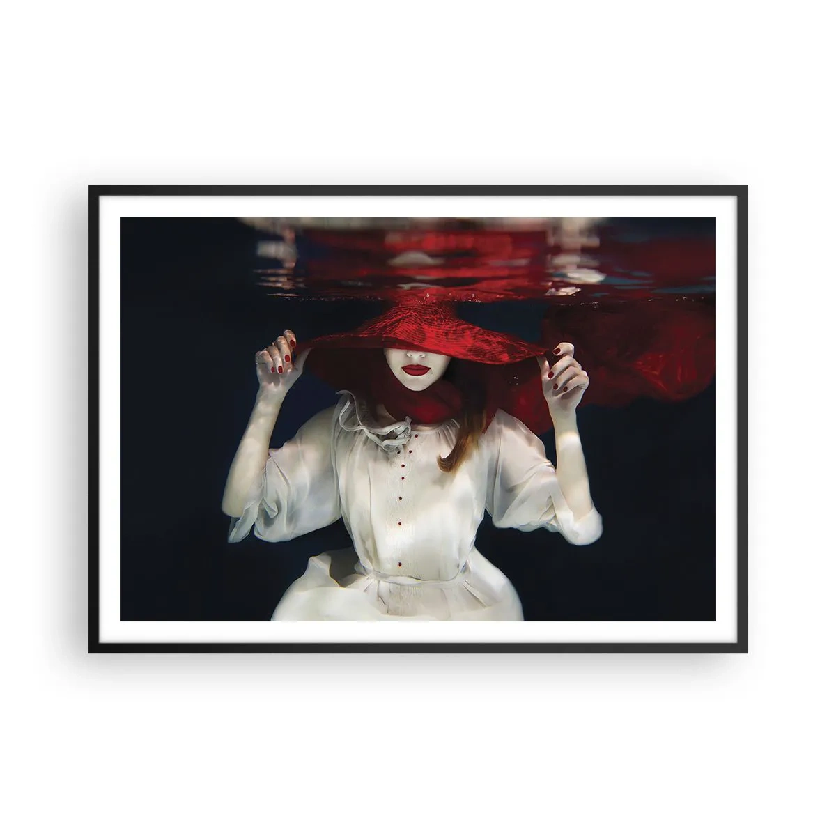 Poster in cornice nera - Una donna con un cappello rosso immersa nell'acqua - 100x70cm - Donnagatto - Decorazione murale moderna per soggiorno e camera da letto ARTTOR