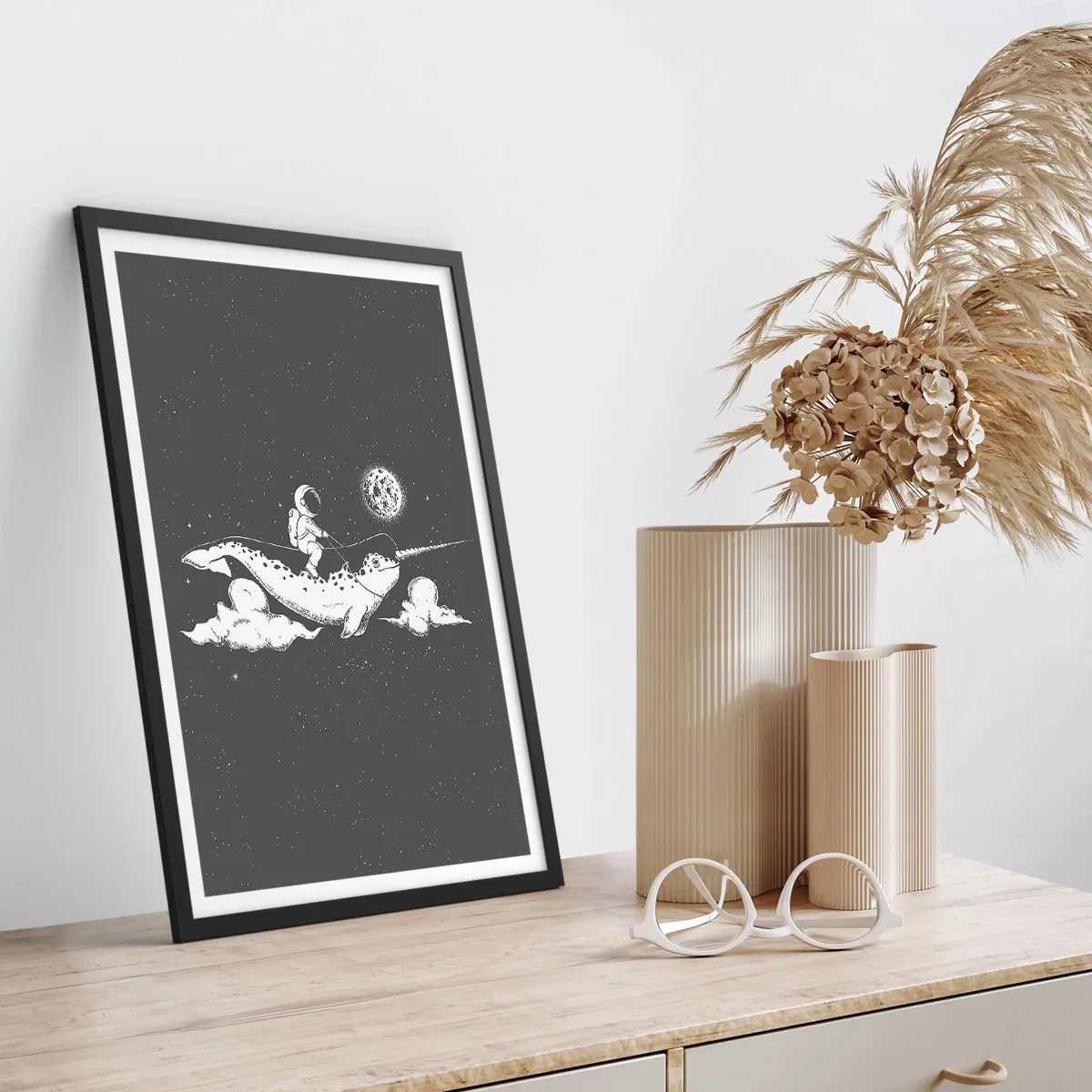 Poster in cornice nera - Astronauta sul dorso di un narvalo nello spazio - 50x70cm - Il cavaliere dello spazio - Decorazione murale moderna per soggiorno e camera da letto ARTTOR