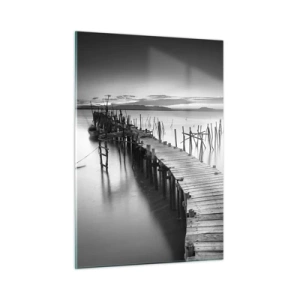 Quadro su vetro - Una vista in bianco e nero di un molo di legno sull'acqua - 50x70cm - La pace della riva dimenticata - Decorazione murale moderna per soggiorno e camera da letto ARTTOR