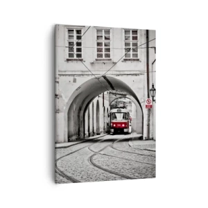 Quadro su tela - Stampe su Tela - Un tram bianco e nero in una strada storica della città - 50x70cm - Attraverso il labirinto cittadino - Decorazione murale moderna per soggiorno e camera da letto ARTTOR