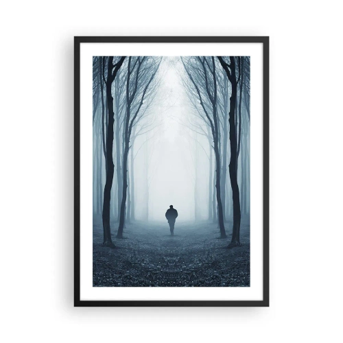 Poster in cornice nera - Un uomo in una foresta nebbiosa, circondato da alberi - 50x70cm - E tutto è semplice e chiaro - Decorazione murale moderna per soggiorno e camera da letto ARTTOR