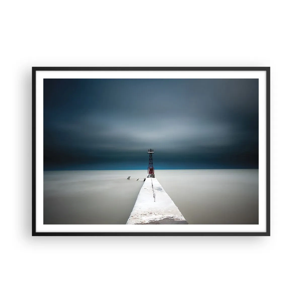 Poster in cornice nera - Un faro alla fine di un molo di cemento in un paesaggio desolato - 100x70cm - Incontrando l'infinito - Decorazione murale moderna per soggiorno e camera da letto ARTTOR