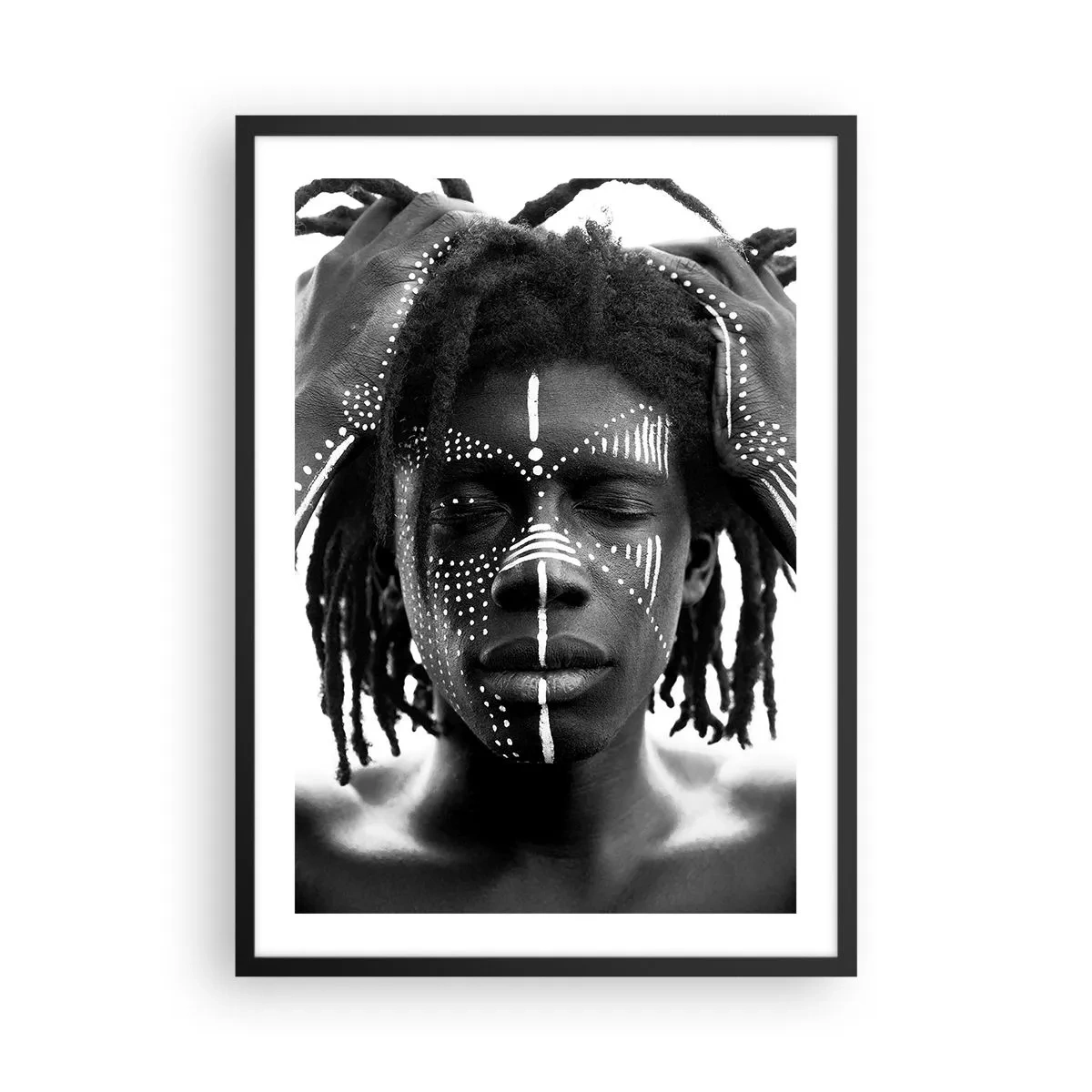 Poster in cornice nera - Un uomo con dipinti bianchi sul viso e sulle mani - 50x70cm - Dove sei? - Decorazione murale moderna per soggiorno e camera da letto ARTTOR
