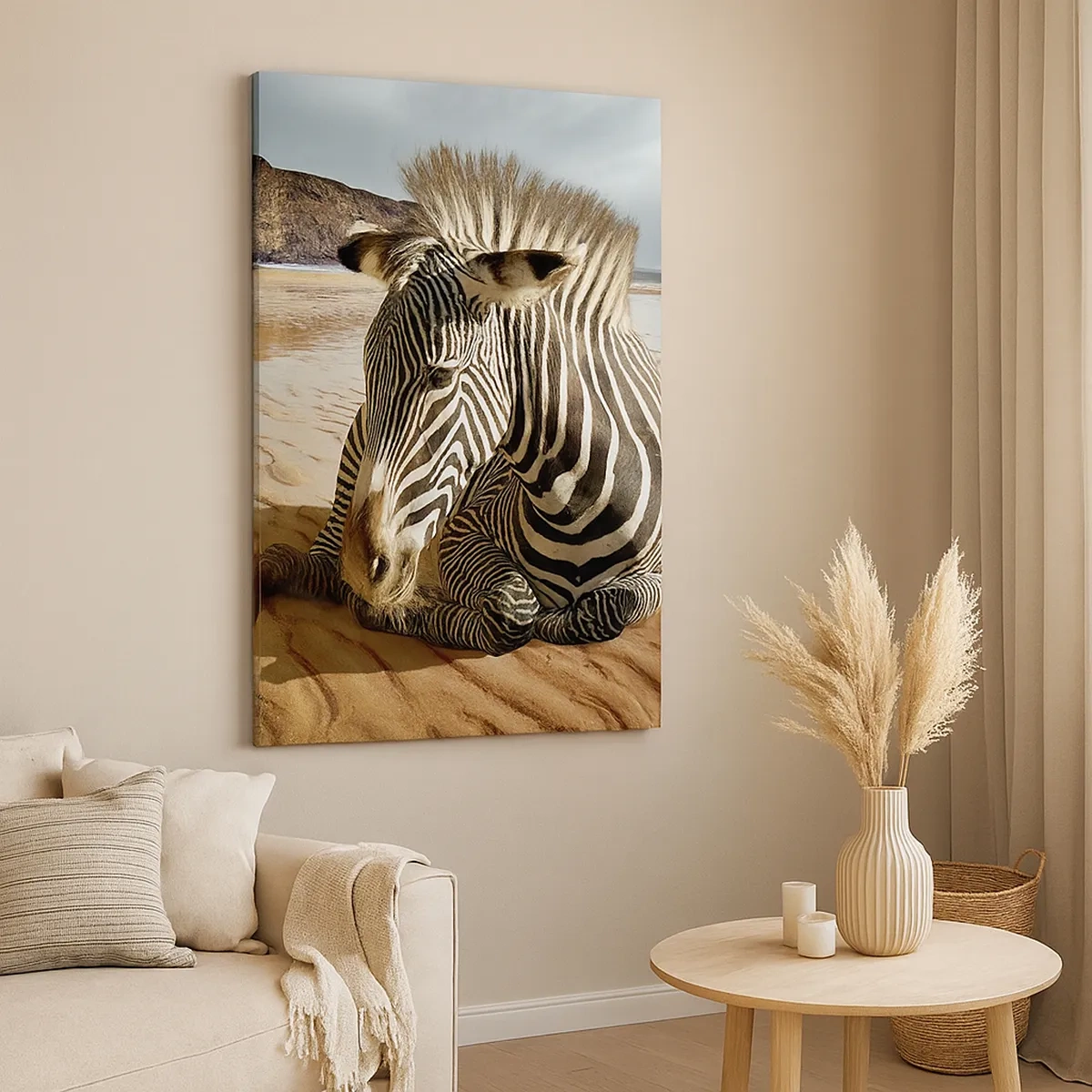 Quadro su tela - Stampe su Tela - Una zebra che riposa su una spiaggia sabbiosa con scogliere sullo sfondo. - 50x70cm - Fatti l'uno per l'altra - Decorazione murale moderna per soggiorno e camera da letto ARTTOR