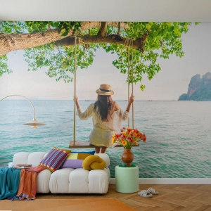 Fotomurali Standard Eco - Una donna su un'altalena sospesa sull'acqua del mare - 100x70cm - La vita è bella - Decorazione murale moderna per soggiorno e camera da letto ARTTOR
