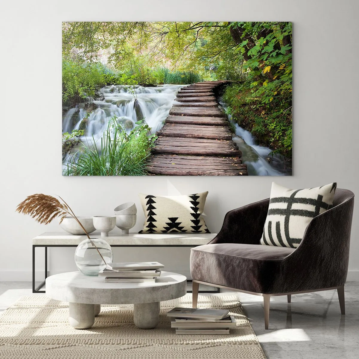 Quadro su vetro - Un ponte nella foresta sopra un ruscello - 70x50cm - Acqua per niente tranquilla - Decorazione murale moderna per soggiorno e camera da letto ARTTOR
