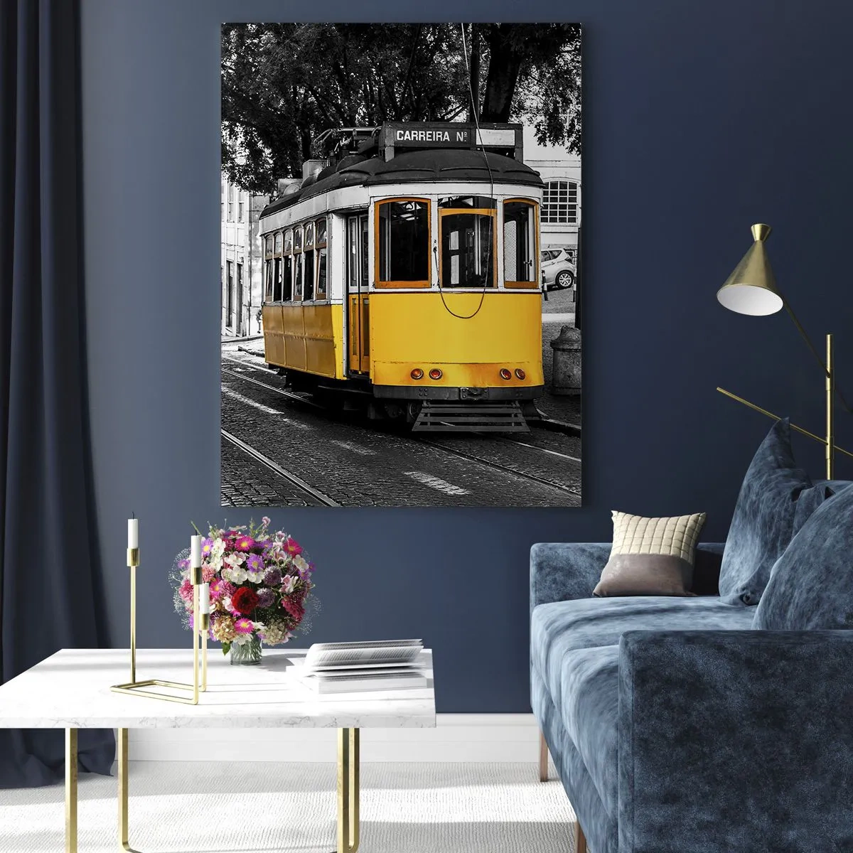 Quadro su vetro - Un tram giallo sullo sfondo di una strada bianca e nera - 70x100cm - Con il fado in sottofondo - Decorazione murale moderna per soggiorno e camera da letto ARTTOR