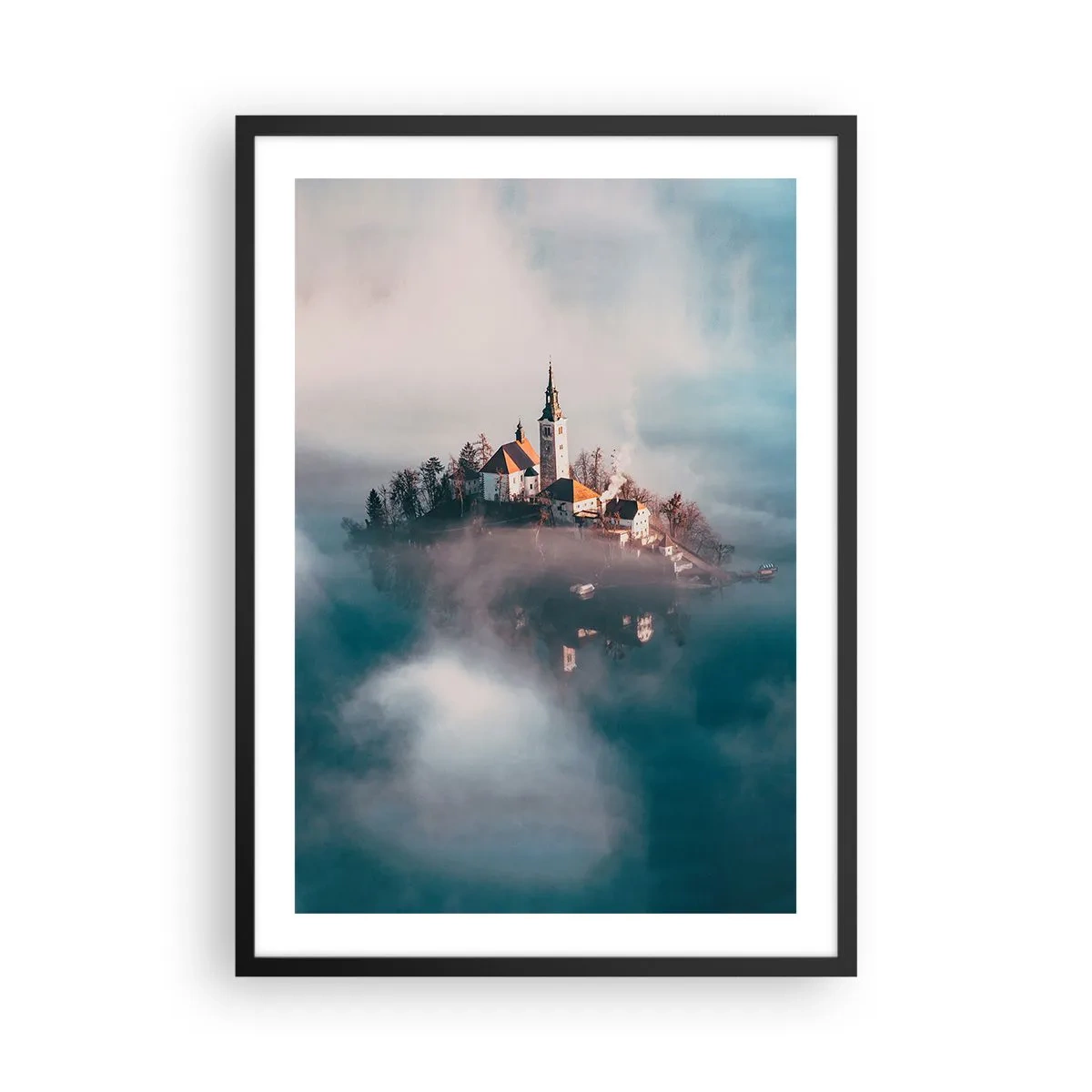 Poster in cornice nera - Una chiesa su un'isola circondata da nebbia e acqua - 50x70cm - L'isola dei sogni - Decorazione murale moderna per soggiorno e camera da letto ARTTOR