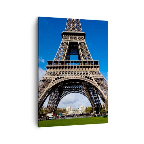 Quadro su tela - Stampe su Tela - La Torre Eiffel sullo sfondo di un cielo azzurro e di un parco verde - 50x70cm - Tutta Parigi ai suoi piedi - Decorazione murale moderna per soggiorno e camera da letto ARTTOR