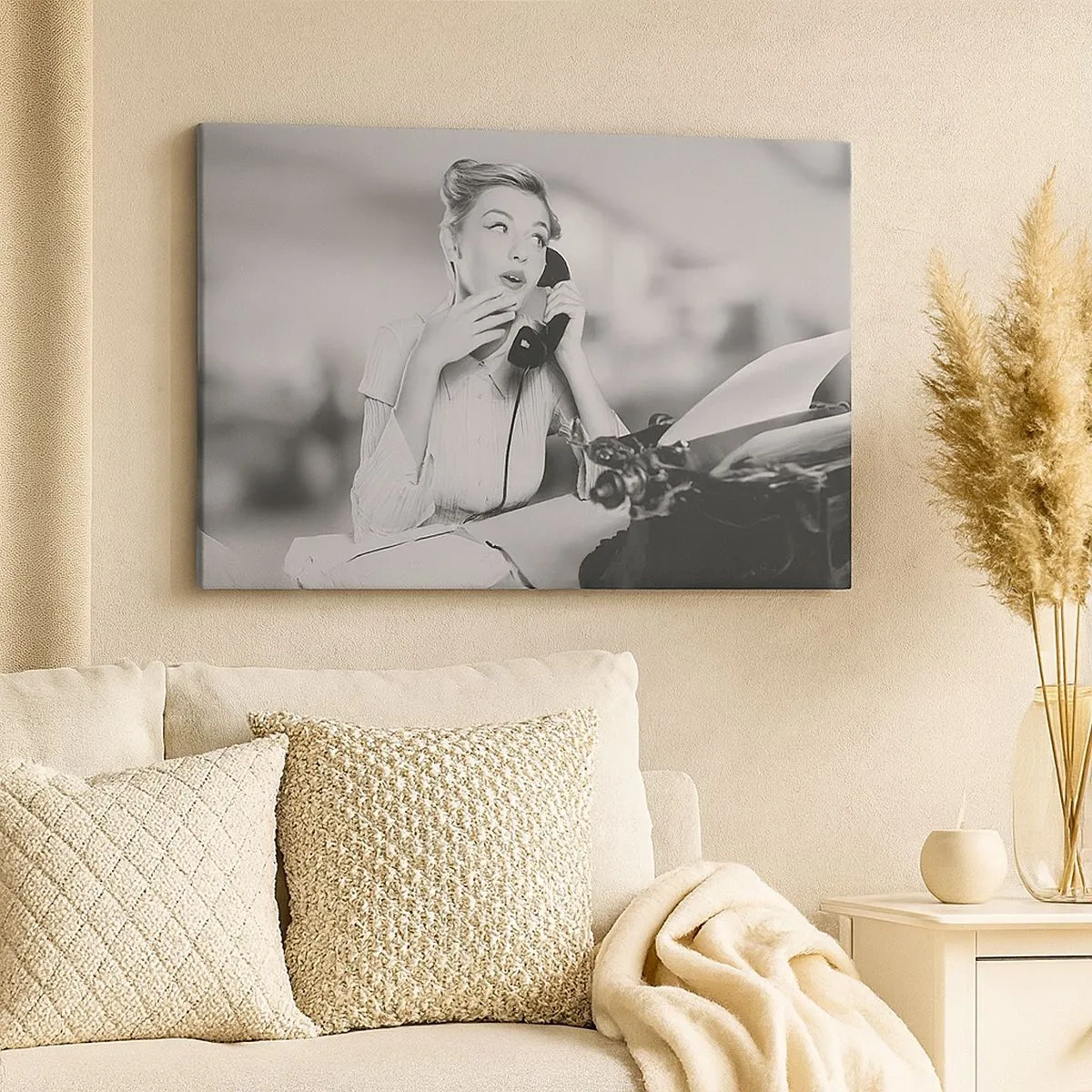 Quadro su tela - Stampe su Tela - Una donna che parla al telefono davanti a una macchina da scrivere - 70x50cm - Salve, qui gli anni '50 - Decorazione murale moderna per soggiorno e camera da letto ARTTOR