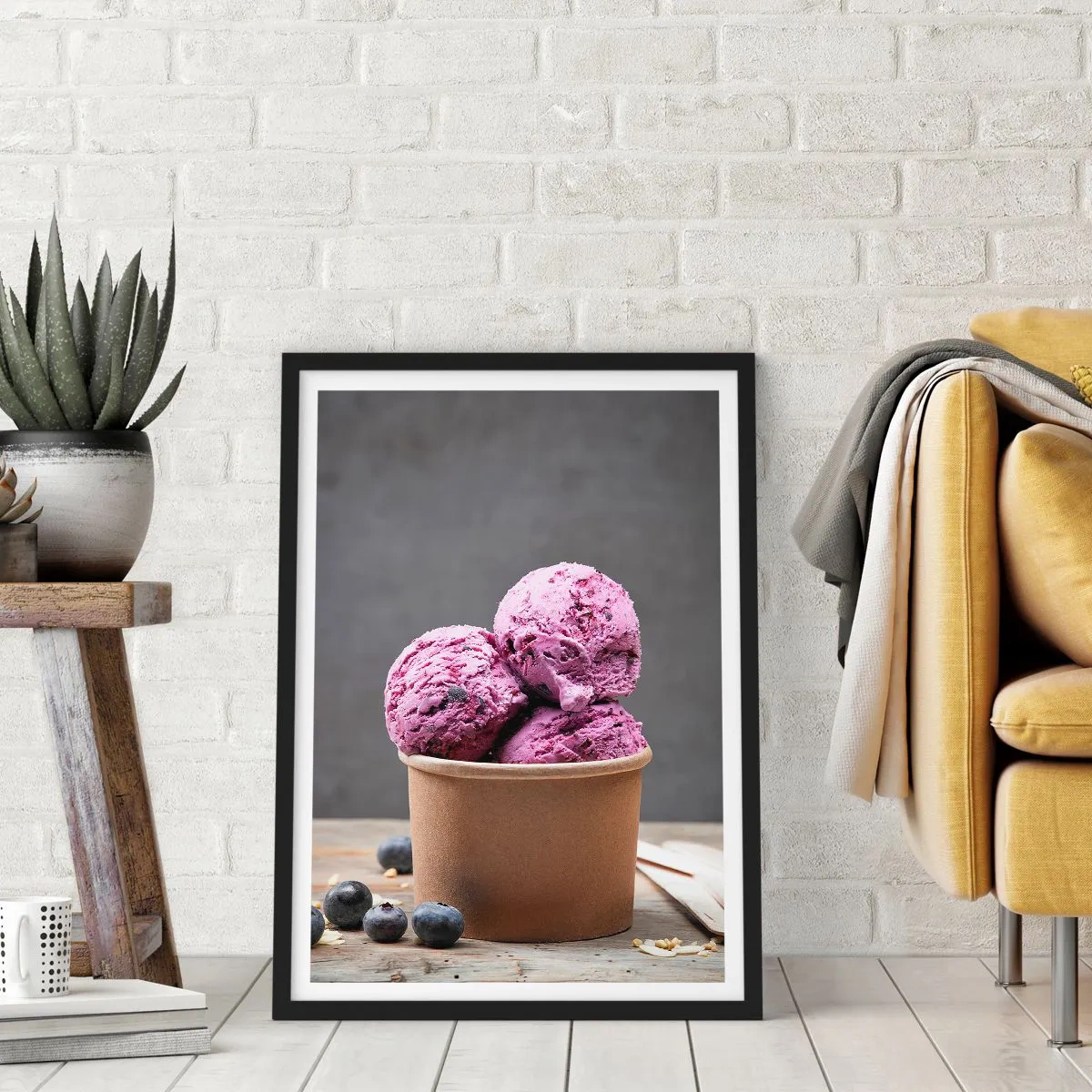 Poster in cornice nera - Palline di gelato al mirtillo in un bicchiere di carta - 50x70cm - Dolce e freddo - Decorazione murale moderna per soggiorno e camera da letto ARTTOR