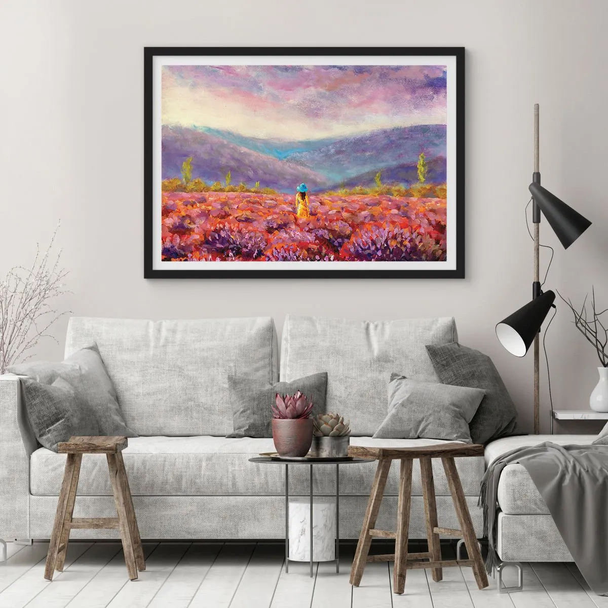 Poster in cornice nera - Una donna con un cappello cammina in un campo di lavanda. - 70x50cm - Nel mondo di lavanda - Decorazione murale moderna per soggiorno e camera da letto ARTTOR